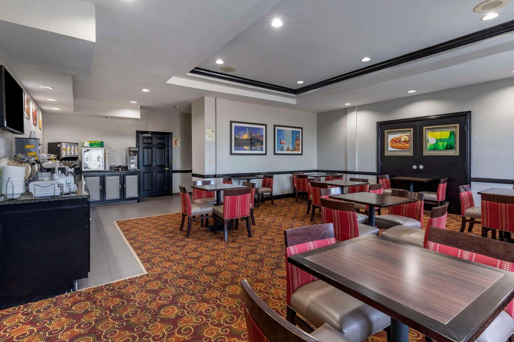 Quality Inn & Suites I-35 E-Walnut Hill Даллас Екстер'єр фото