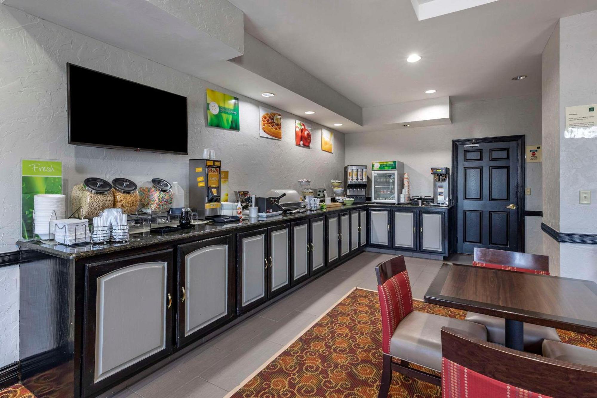 Quality Inn & Suites I-35 E-Walnut Hill Даллас Екстер'єр фото