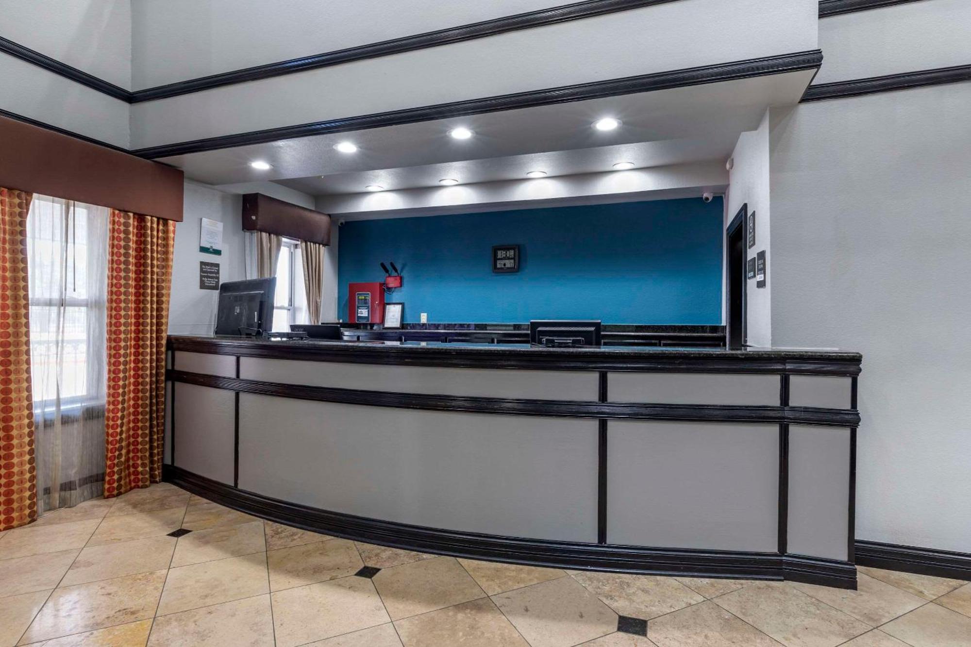 Quality Inn & Suites I-35 E-Walnut Hill Даллас Екстер'єр фото